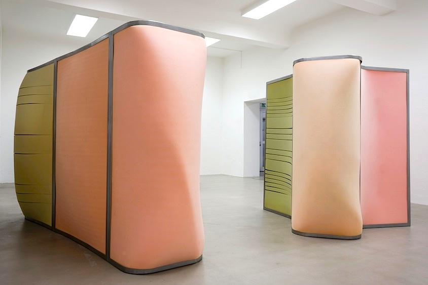 Claudia Piepenbrock: Kabinenbogen, rangierend und sittsam, 2017, installatin view Kunsthaus Essen
3 booths, foam, steel, each: 200 x 105 x 285 cm
Claudia Piepenbrock: Kabinenbogen, rangierend und sittsam, 2017, installatin view Kunsthaus Essen
3 booths, foam, steel, each: 200 x 105 x 285 cm